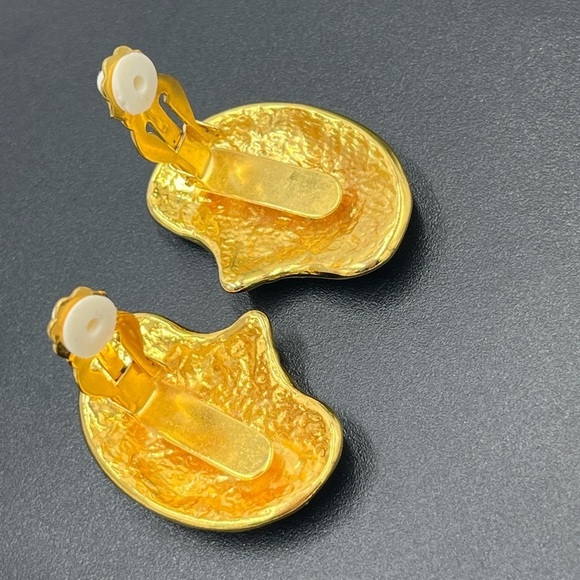 Large Seashell Shiny Polished Gold tone Textured Silver tone  Clip Earrings - Picture 11 of 15